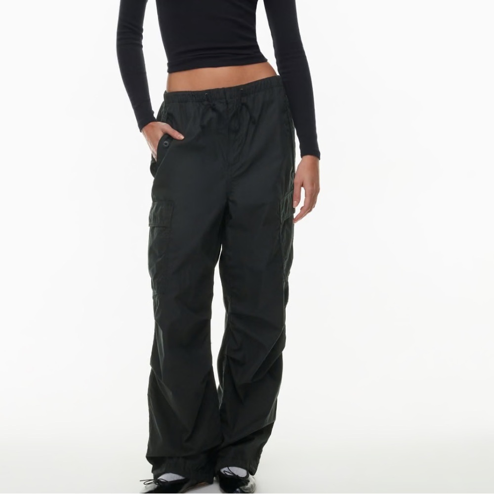NWT Aritzia TNA color black Squad Pocket Parachute Pant 9567